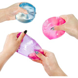 Cub squishy Flippy în mână, demonstrație compresie și revenire lentă, jucărie senzorială