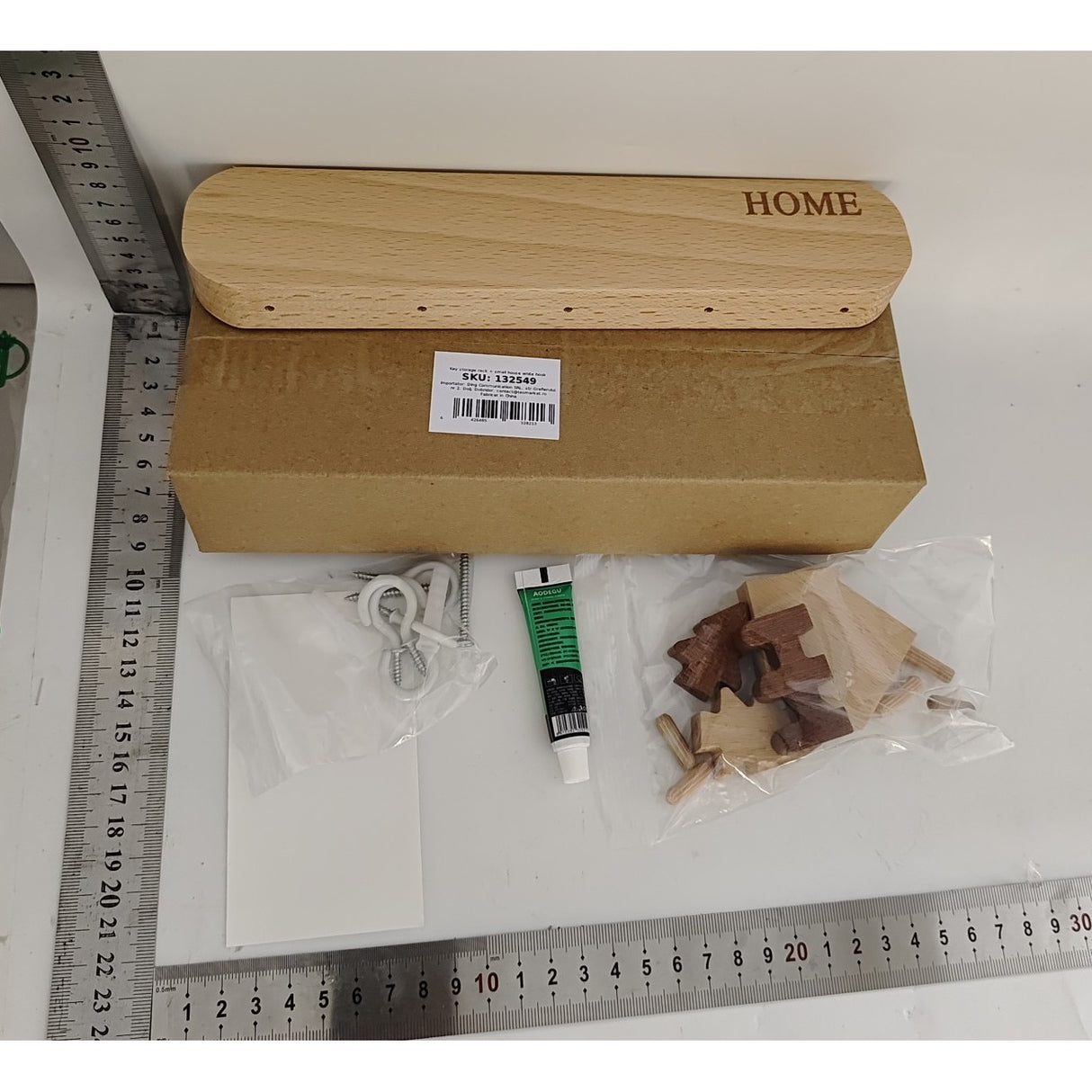 Suport pentru Chei, Vivimall, din Lemn, Aplicare fara Perforare, Adeziv Inclus, 5 Carlige Albe, Model Casuta, Greutate Suportata 5 kg, 13.5 x 23 cm, Maro - vivimall.ro