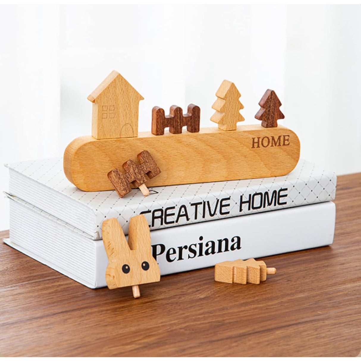 Suport pentru Chei, Vivimall, din Lemn, Aplicare fara Perforare, Adeziv Inclus, 5 Carlige Negre, Model Casuta, Greutate Suportata 5 kg, 13.5 x 23 cm, Maro - vivimall.ro