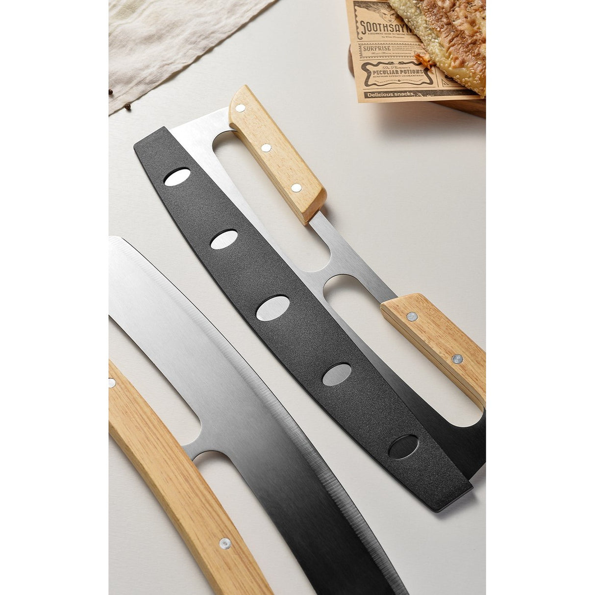 Taietor Feliator de Pizza, Vivimall, din Otel Inoxidabil, cu Capac, Maner din Doua Bucatie, din Lemn, Antialunecare, Lama Neteda si Ascutita, 34x10 cm, Maro - vivimall.ro