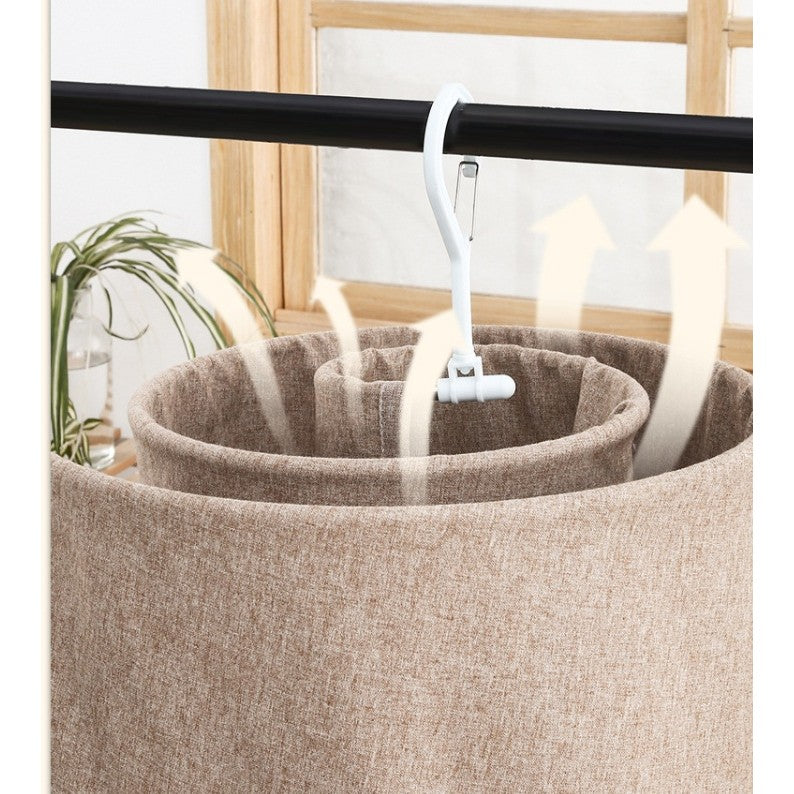 Uscător rufe spiralat alb pe balcon cu prosoape și cearșafuri, capacitate până la 2 metri de textile