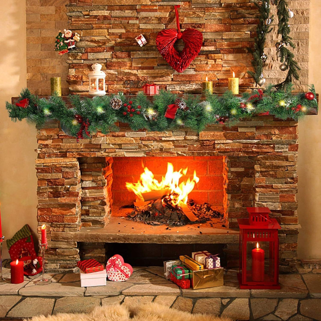 Ghirlandă de Crăciun Vivimall din brad artificial verde, detaliu decorațiuni festive pe ramuri, lumină caldă