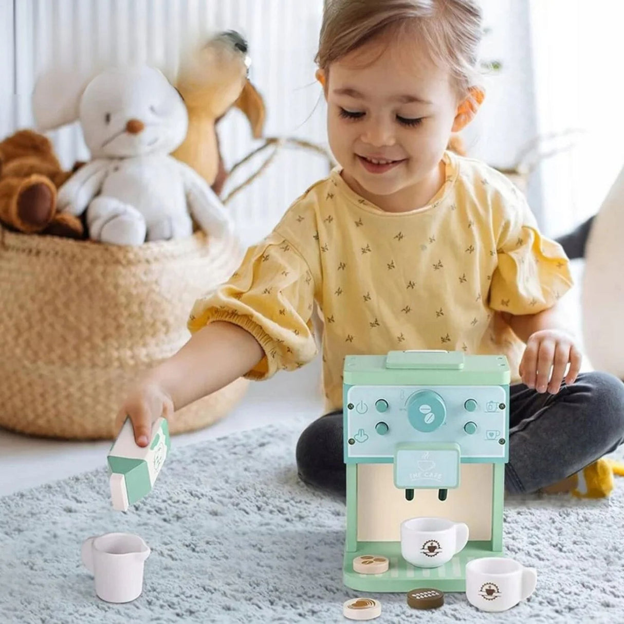 Aparatul de cafea interactiv Flippy din lemn masiv și MDF, 0,9 kg, vedere de sus cu accesorii aranjate