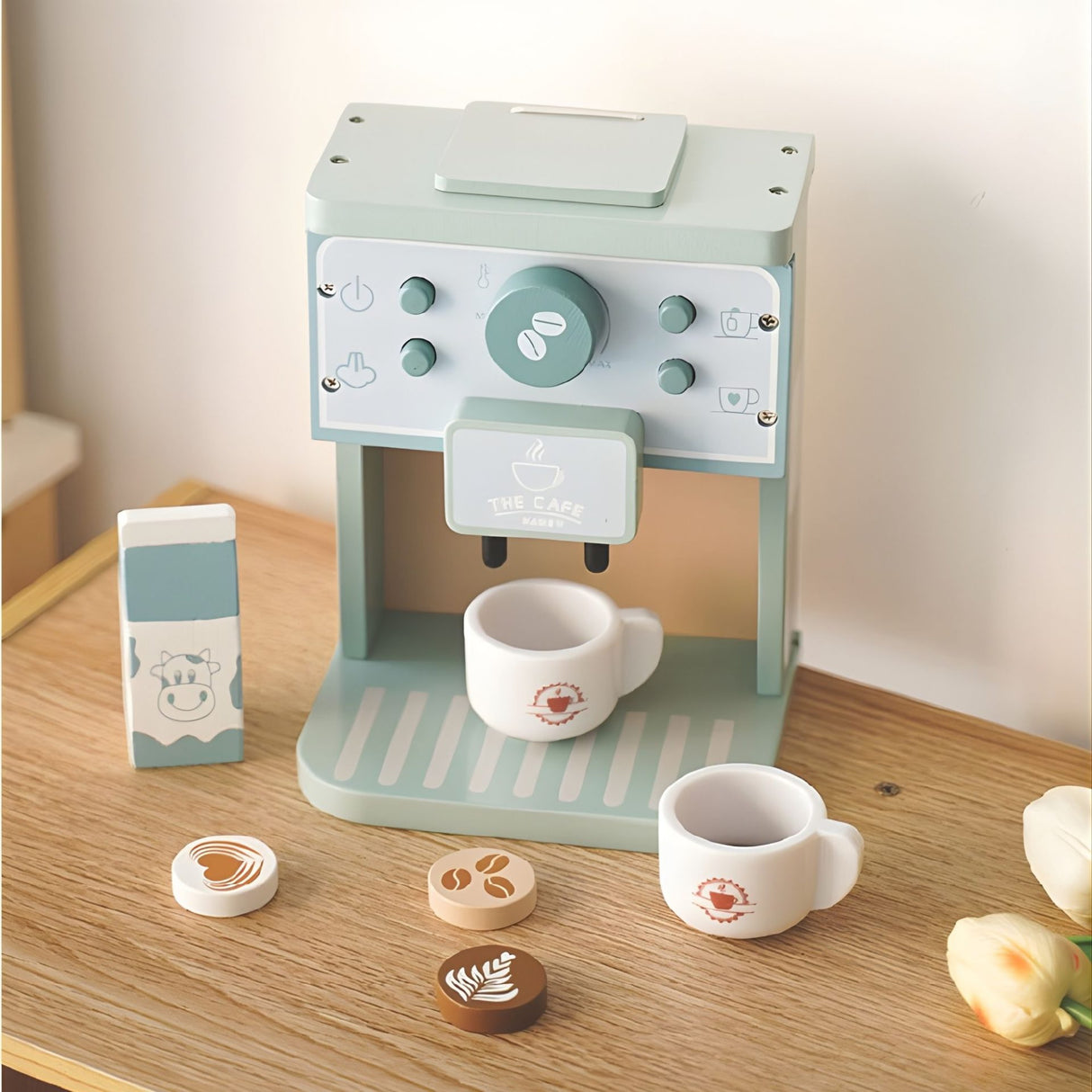 Copil în joacă cu aparatul de cafea Montessori Flippy din lemn, 3 ani+, vedere laterală